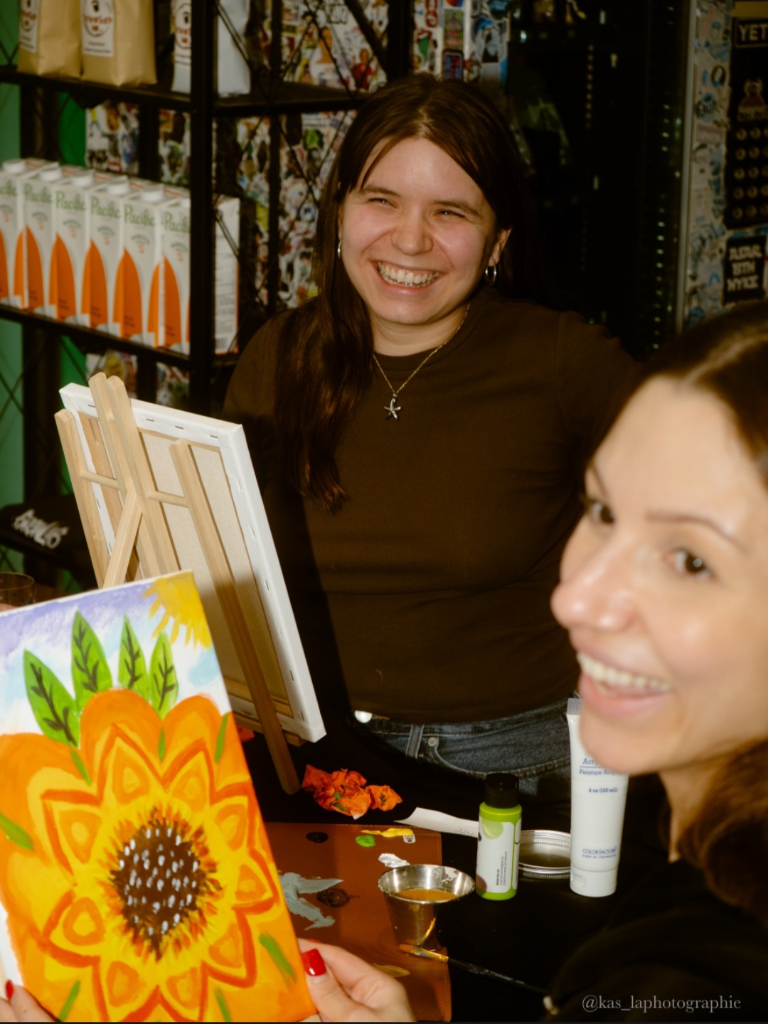 Friends creating art together at an Atelier FAFA workshop